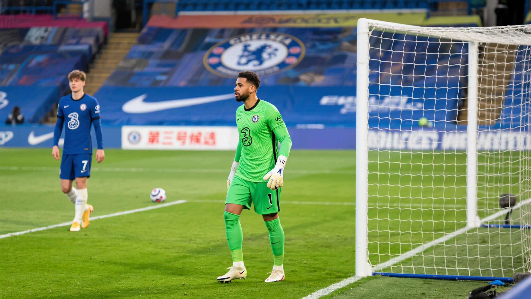 根据媒体报道分析，切尔西很可能采取“两步走”的方式